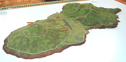 図１八丈島の模型 （手前が八丈富士で奥が三原山）
