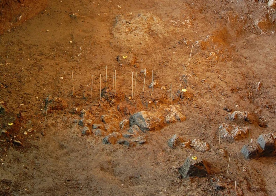 写真１　武芸洞遺跡（ガンガラーの谷内）でみつかった炉あと。 粒径5cm大の石を敷きつめている。