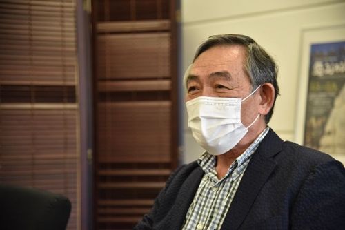 微笑む田名館長