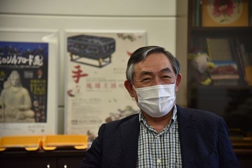 微笑む田名館長