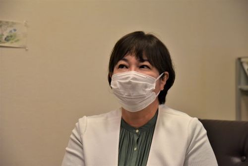 当時の様子を思い出す中里副館長