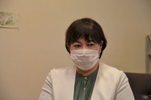 戦争中のご両親のお話をする中里副館長