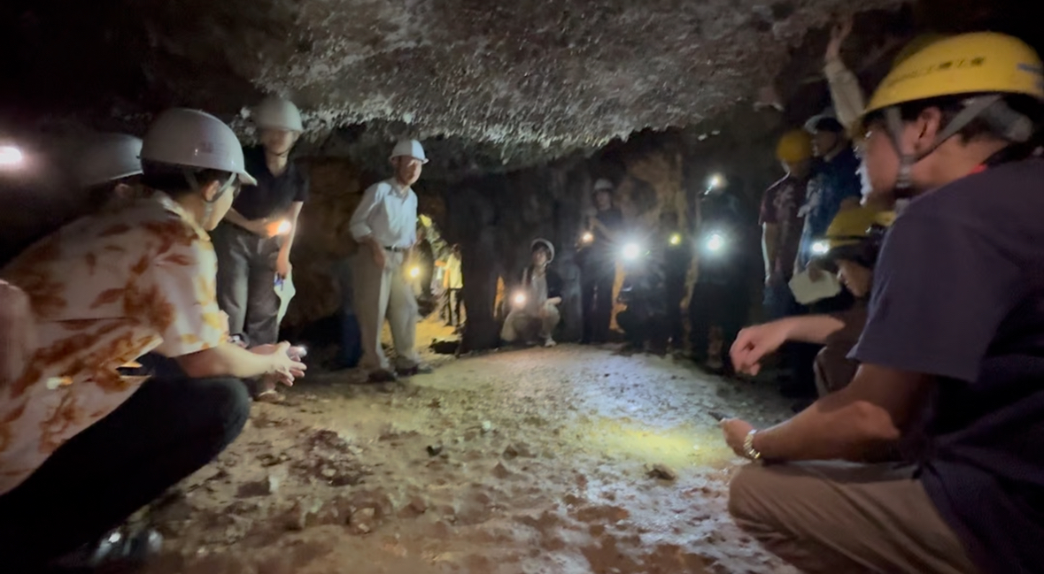 「県庁壕にて」