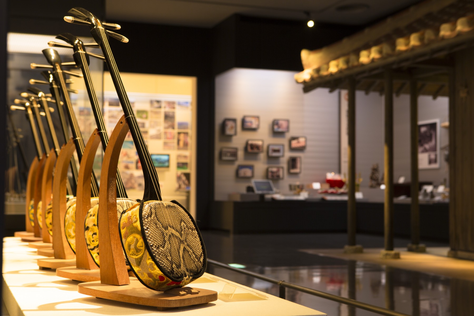 三線や農具、沖縄の民家や魔除けなどを紹介する民俗部門展示室