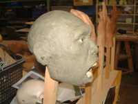 北京原人の頭部の粘土原型。実際に化石のレプリカに粘土を盛って、頭部の粘土原型を作製する。