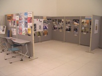 パネル展では過去の展示会のリーフレットも掲示しています。