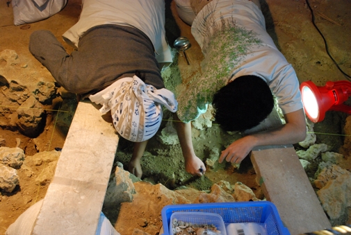 石棺墓下層の調査（2）