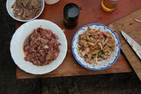 おいしいイノシシ料理（左：ヒレ肉、右：皮付き、上：レバー）