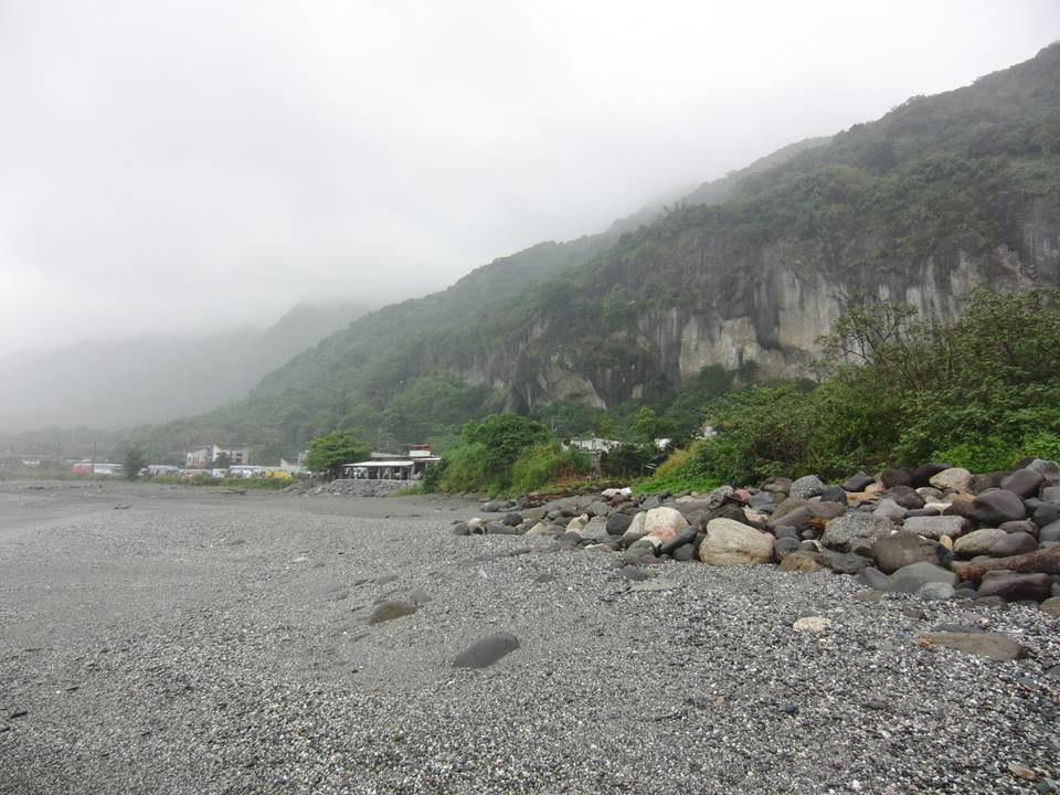 写真１ 八仙洞遺跡のある台湾の東海岸。切り立った崖がそびえている。