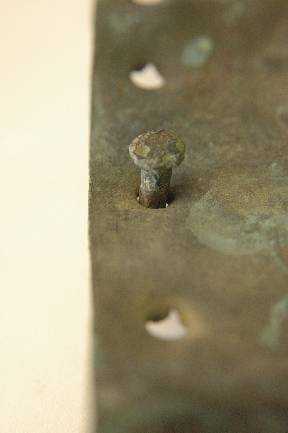 写真９ 銅板の釘穴に船釘がピタリと収まる（２）