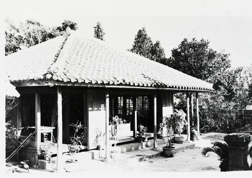 1946年に沖縄民政府に移管された 沖縄陳列館（沖縄民政府立東恩納博物館）