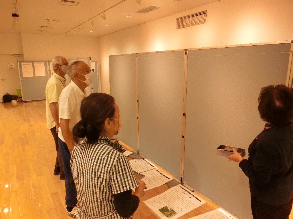 沖縄県立博物館友の会の方々による展示準備作業