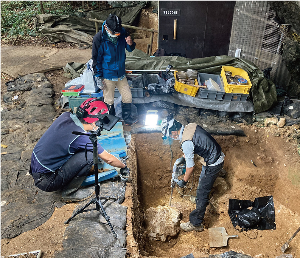サキタリ洞遺跡の発掘調査(2022 年）