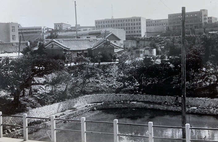 写真１　龍潭のほとりにあった首里博物館（写真中央左の瓦葺きの建物。その左隣がペルリ記念館。）