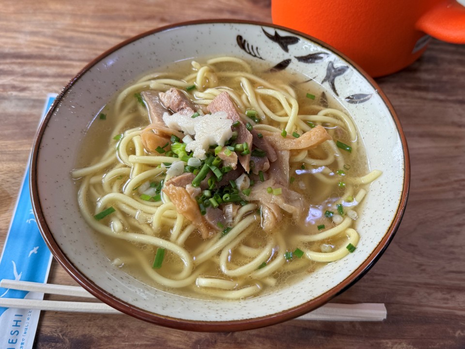 お昼に食べた八重山そば。