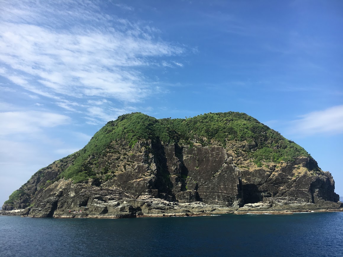 渡嘉敷港東側の城島（緑色岩）