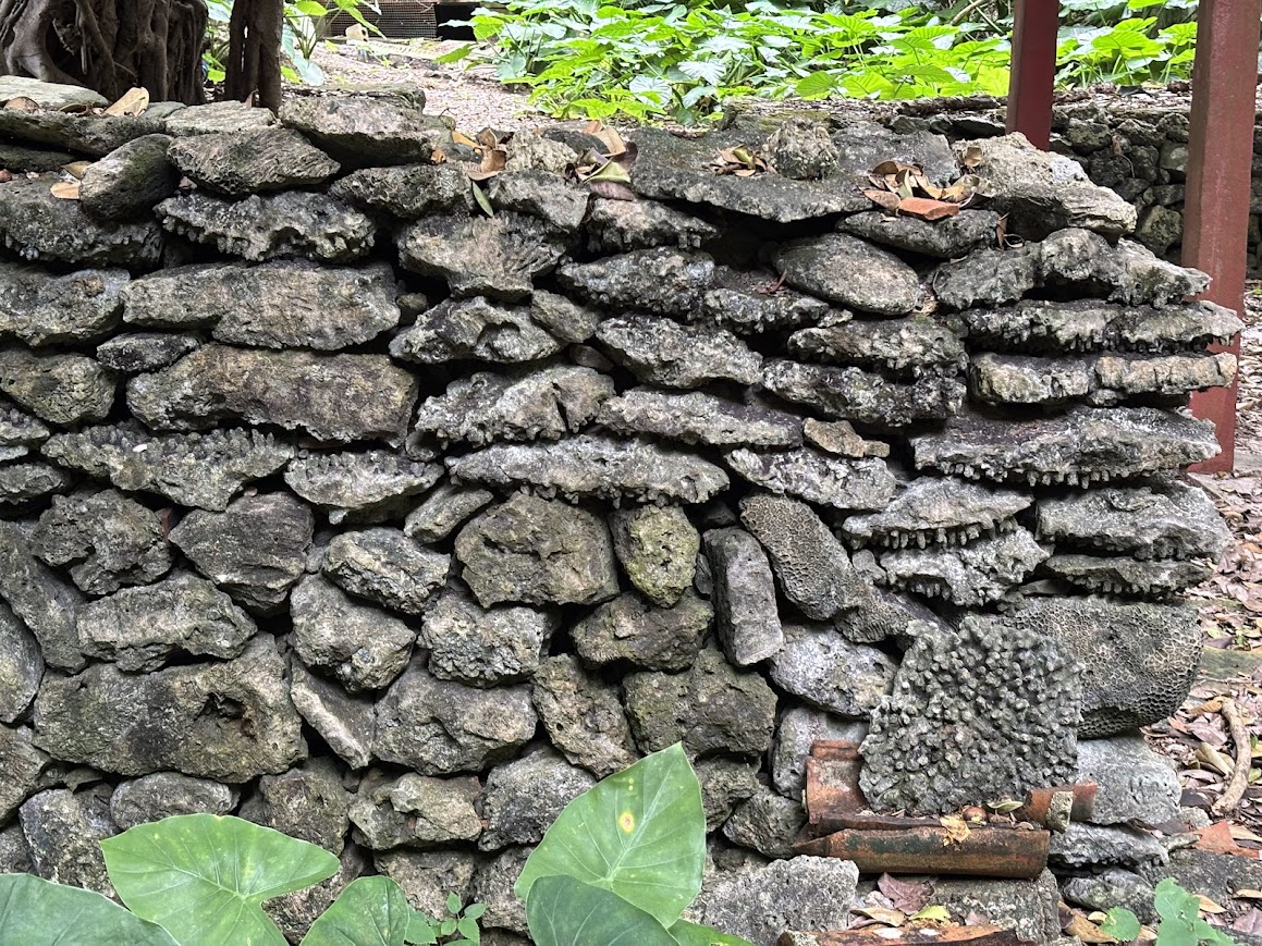 前島の集落内の石積み