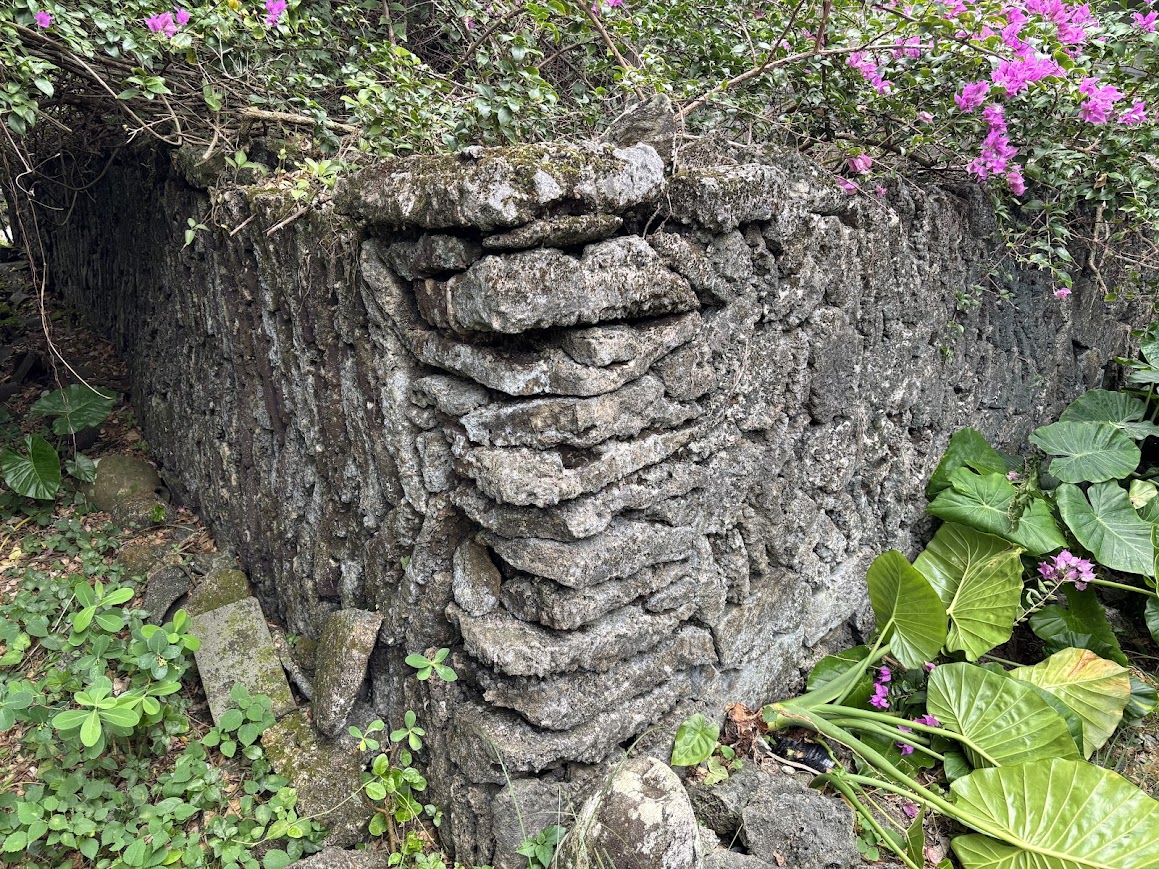 前島の集落内の石積み