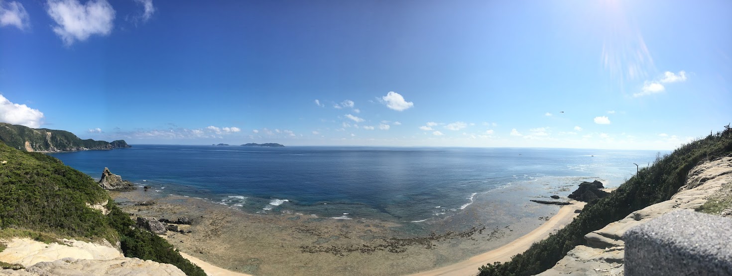 渡嘉敷島美花原遊歩道から見た前島（写真左側、さらに遠くに沖縄本島が見える）