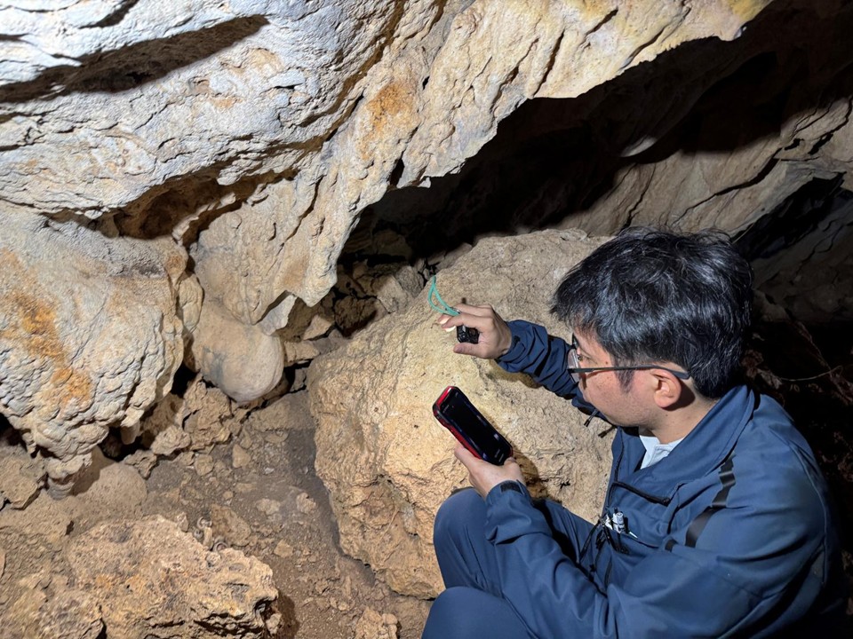 洞穴内部を確認