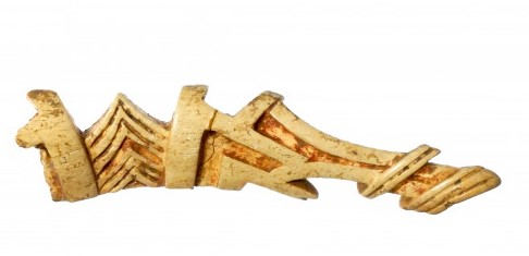 ジュゴンの肋骨で作られた蝶形骨製品（沖縄市室川貝塚）