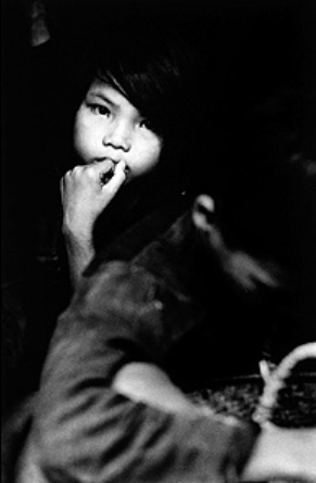 ベトナムシリーズ　大人の戦争を見つめる少女の瞳