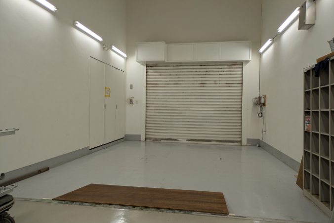 搬入口をご活用いただくことで展示作業の際はお車から直接作品を下すことが可能です。