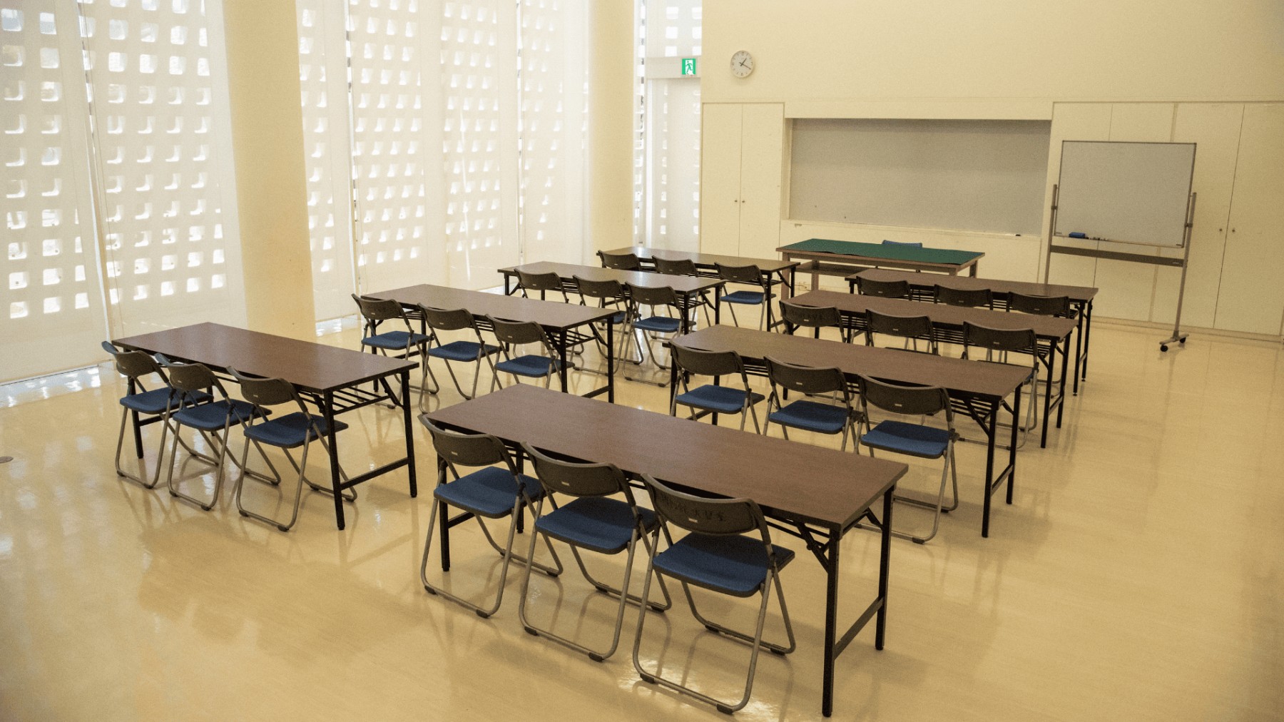 博物館実習室。おきみゅーのフロントにあり明るいお部屋