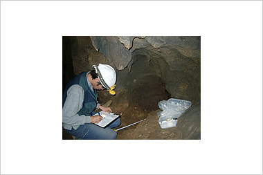 ハナンダー洞穴の調査（2006年）